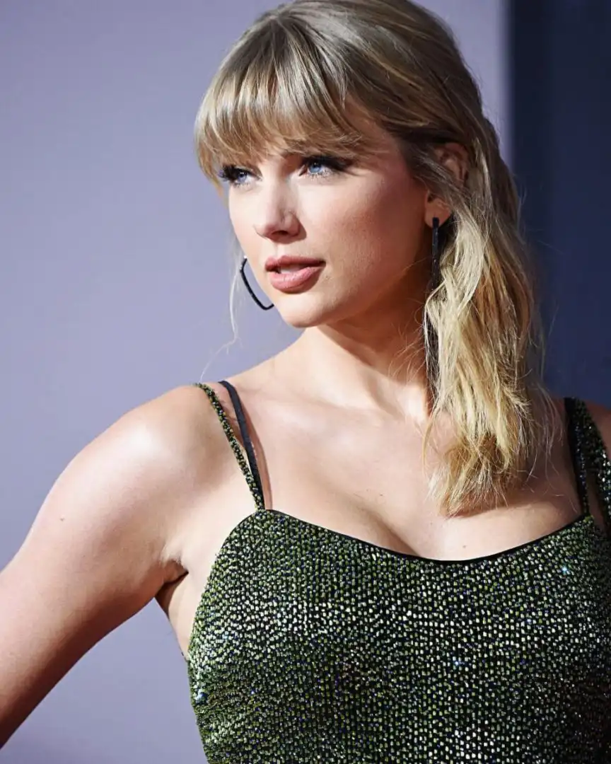 taylorswift 20201117 0001 scaled