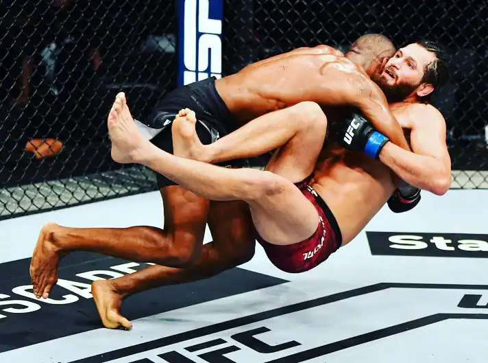 Moment Kamaru Usman knocked out Gilbert Burns to retain his UFC Welterweight belt (Video)