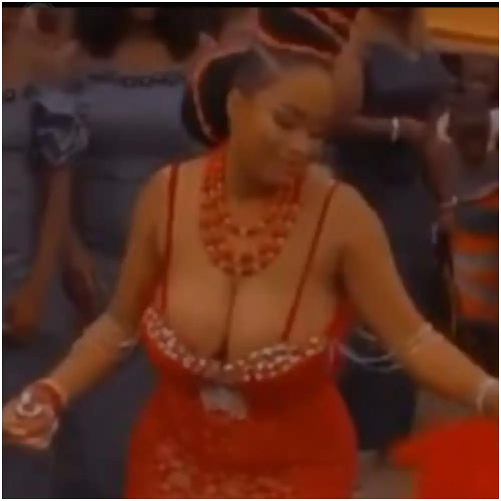 Bride shut down social media with a cleavage-revealing outfit on her wedding (Video) 1 Bride shut down social media with a cleavage-revealing outfit on her wedding (Video)