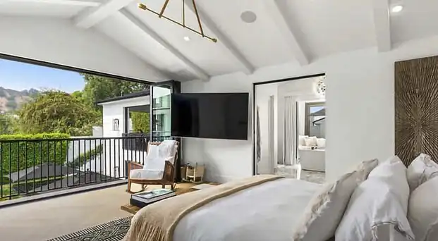 Rihanna Renting Out Beverly Hills Mansion For $80,000 Per Month