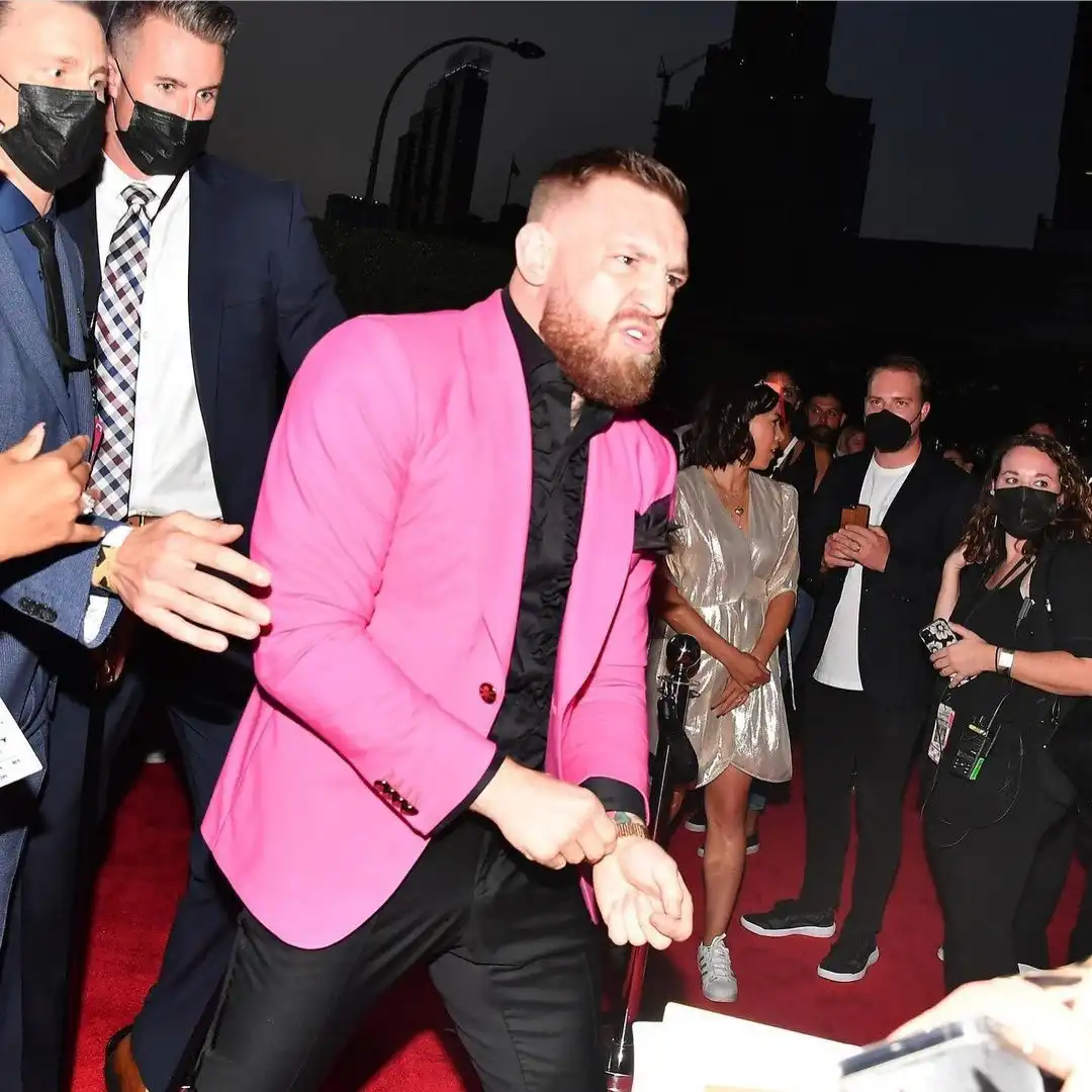 Watch Moment Connor McGregor And Machine Gun Kelly Fight on the Red Carpet at MTV VMAs (Photo/video)