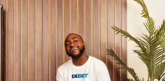 Watch Moment, Davido's Fans struggled to pick up money while he was performing on stage (video)