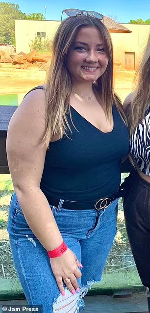 "I've noticed a difference in the way people treat me"- 21-year-old girl shares her weight loss journey after shedding 89Lbs in one year (photos) 1 "I've noticed a difference in the way people treat me"- 21-year-old girl shares her weight loss journey after shedding 89Lbs in one year (photos)