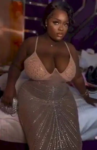 This lady says she just turned 19 and social media can't keep calm (VIDEO)