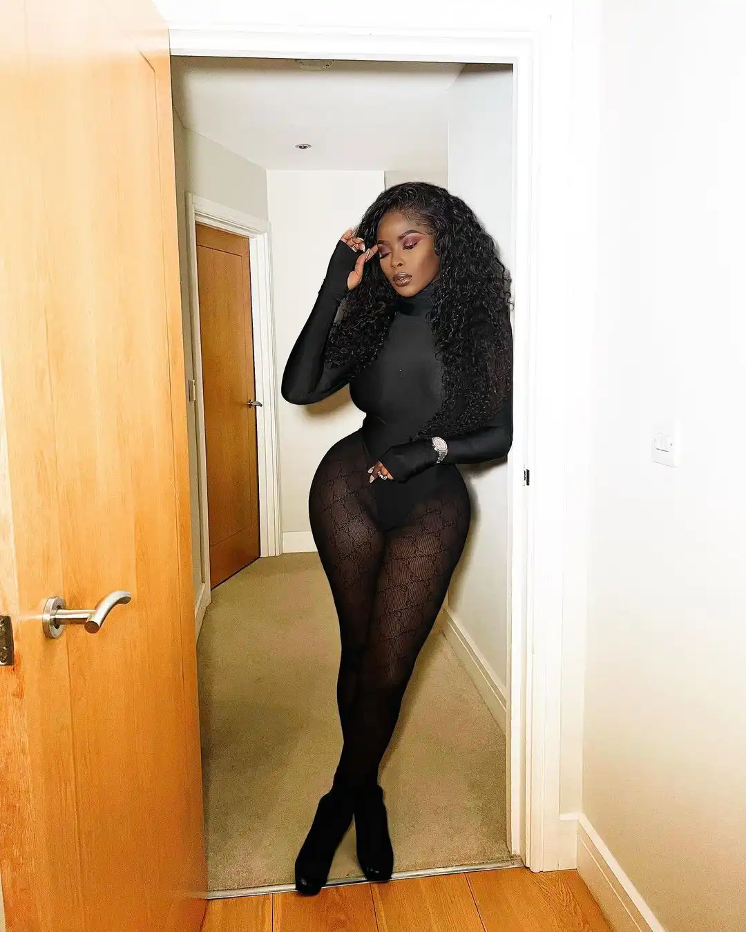 Reality TV star, Khloe, flaunts her butt in sexy new photos