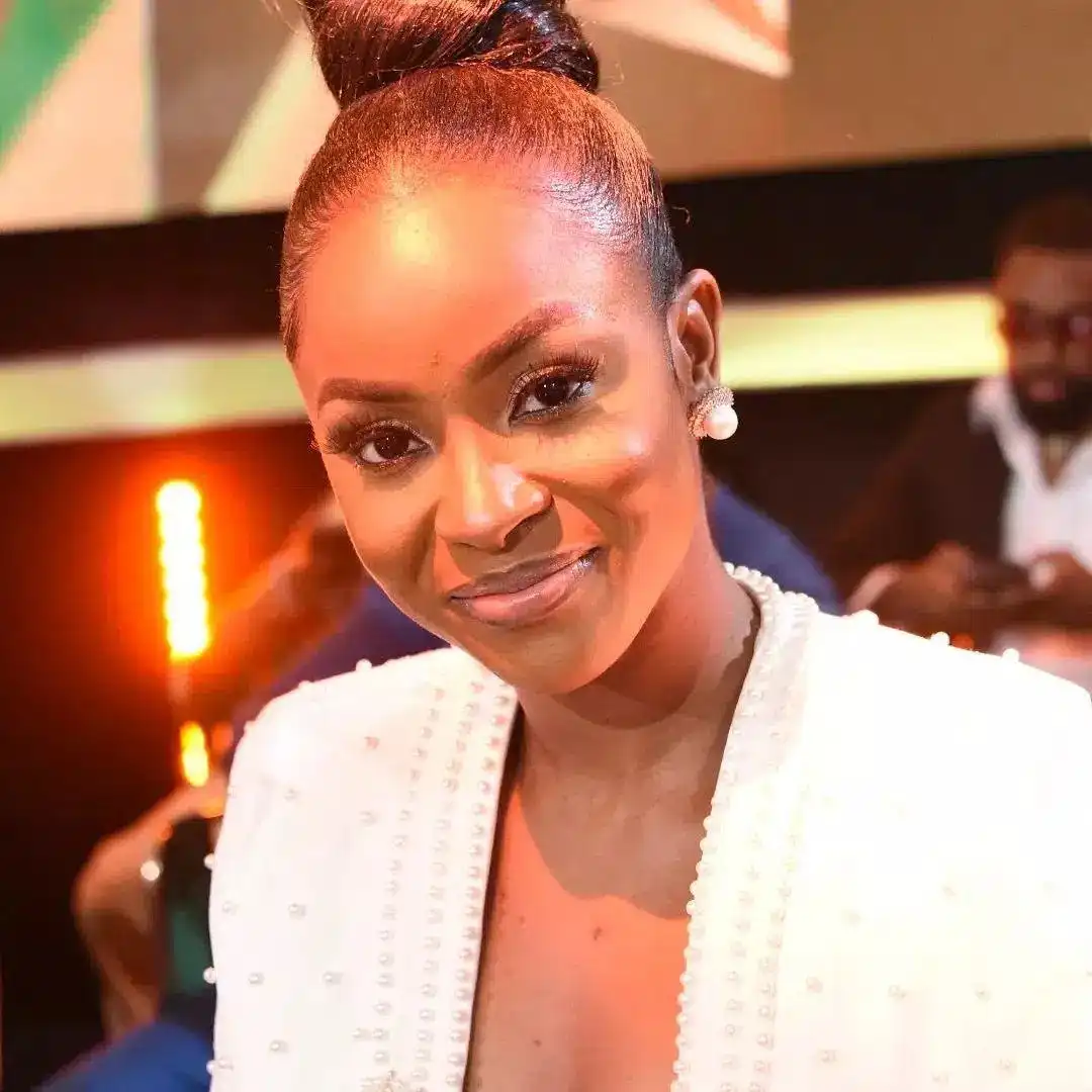 “E don cast” – Reactions, as Sheggz and Bella ignore each other at award presentation ceremony (Video)