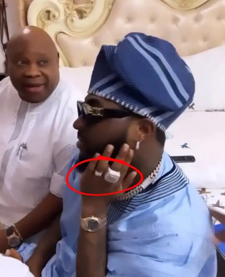 Fans jubilate as Davido is spotted with wedding ring at uncle’s inauguration (Video)