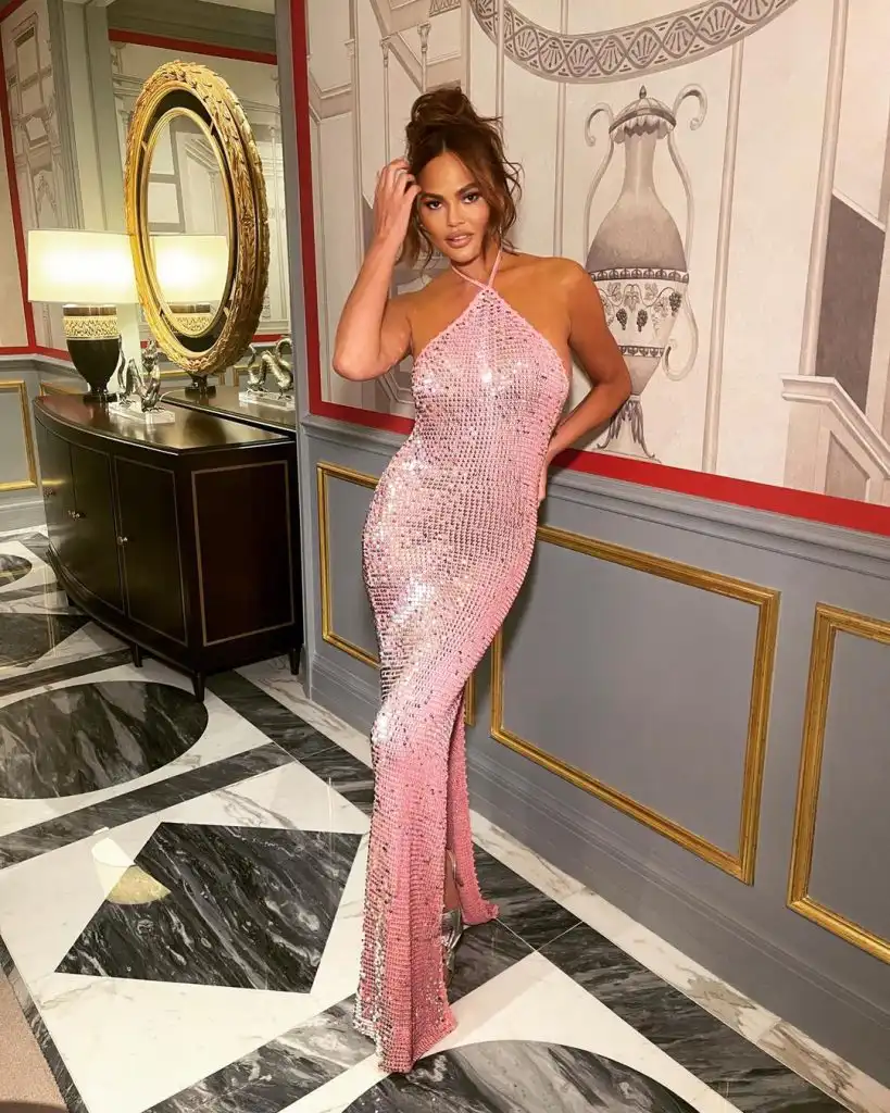 Chrissy Teigen Biography, Age, Husband, Children, Parents, Ethnicity, Instagram, Income, Salary, Net Worth, and Career