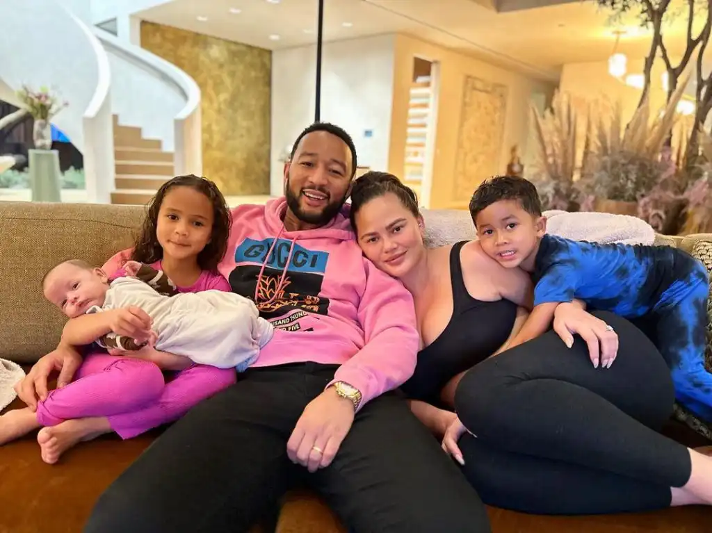 Chrissy Teigen Biography, Age, Husband, Children, Parents, Ethnicity, Instagram, Income, Salary, Net Worth, and Career
