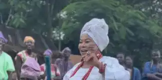 “Grooving On Set” Actor Antar Laniyan Sings For Sola Shobowale On Movie Set(Video)