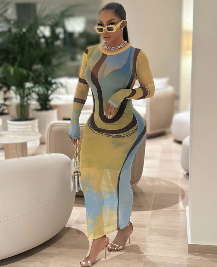 “This Yansh Look Very Funny” Netizens Troll Toke Makinwa As She Flaunts Her Curvy Shape In New Photos