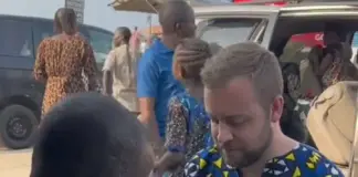 Foreigner who comes to Nigeria for holiday, heads to street to have clean shave with local barbers