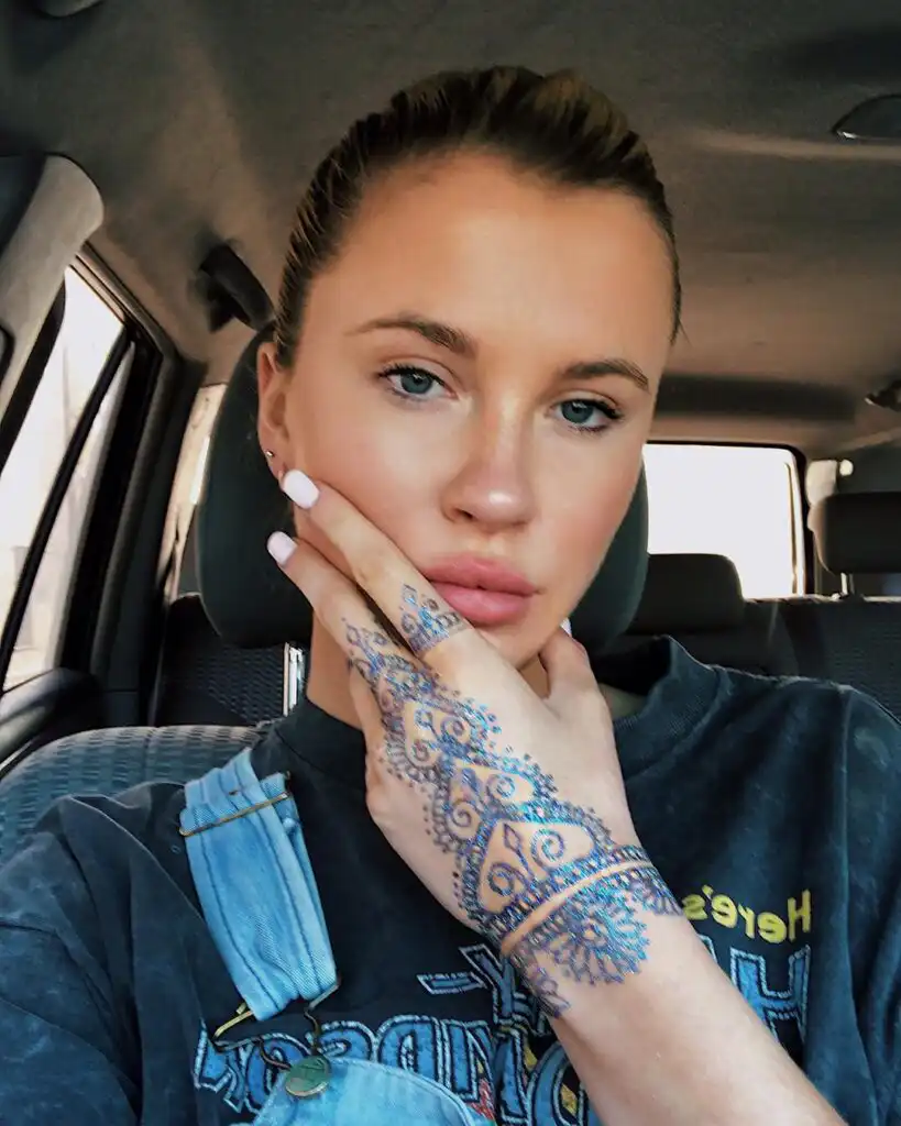 Ireland Baldwin Biography, Age, Mom, Height, Baby, Mother, Movies, Partner, Net Worth, and Career