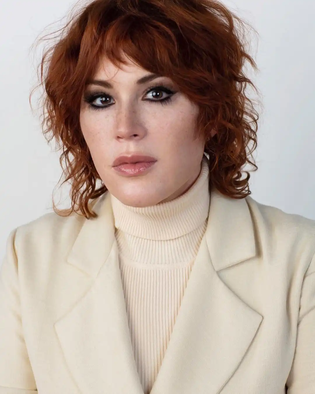 Molly Ringwald Biography, Age, Children, Husband, Movies, TV Shows, News, Videos, Net Worth, and Career