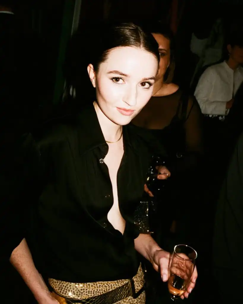Kaitlyn Dever Biography, Age, Height, Partner, Relationships, Sister, Singing, Movies, TV Shows, Net Worth, and Career