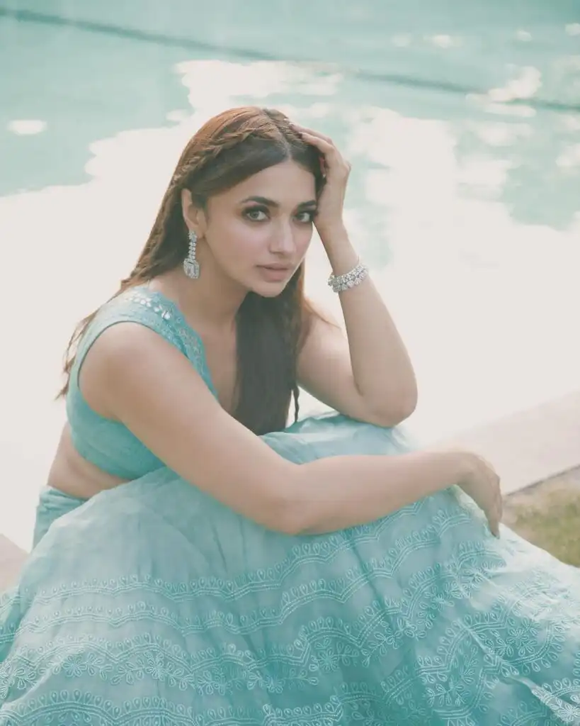 Jiya Shankar Biography, Age, Father Photos, Husband, New Car, Family, Height, Movies, TV Shows, Net Worth, and Career
