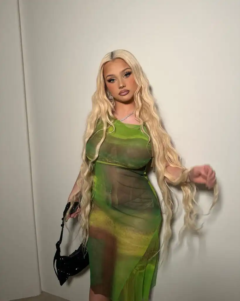 Alabama Barker Biography, Age, Mom, Friends, Boyfriend, Parents, No Makeup, Instagram, Net Worth, and Career