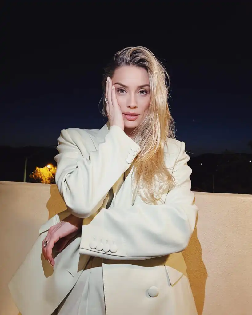 Arielle Vandenberg Biography, Age, Vine, Height, Instagram, Husband, Movies, TV Shows, Net Worth, and Career