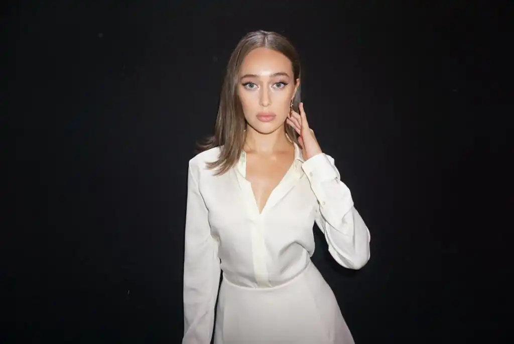 Alycia Debnam-Carey Biography, Age, Parents, Height, Partner, Relationships, Movies, TV Shows, Instagram, Net Worth, and Career