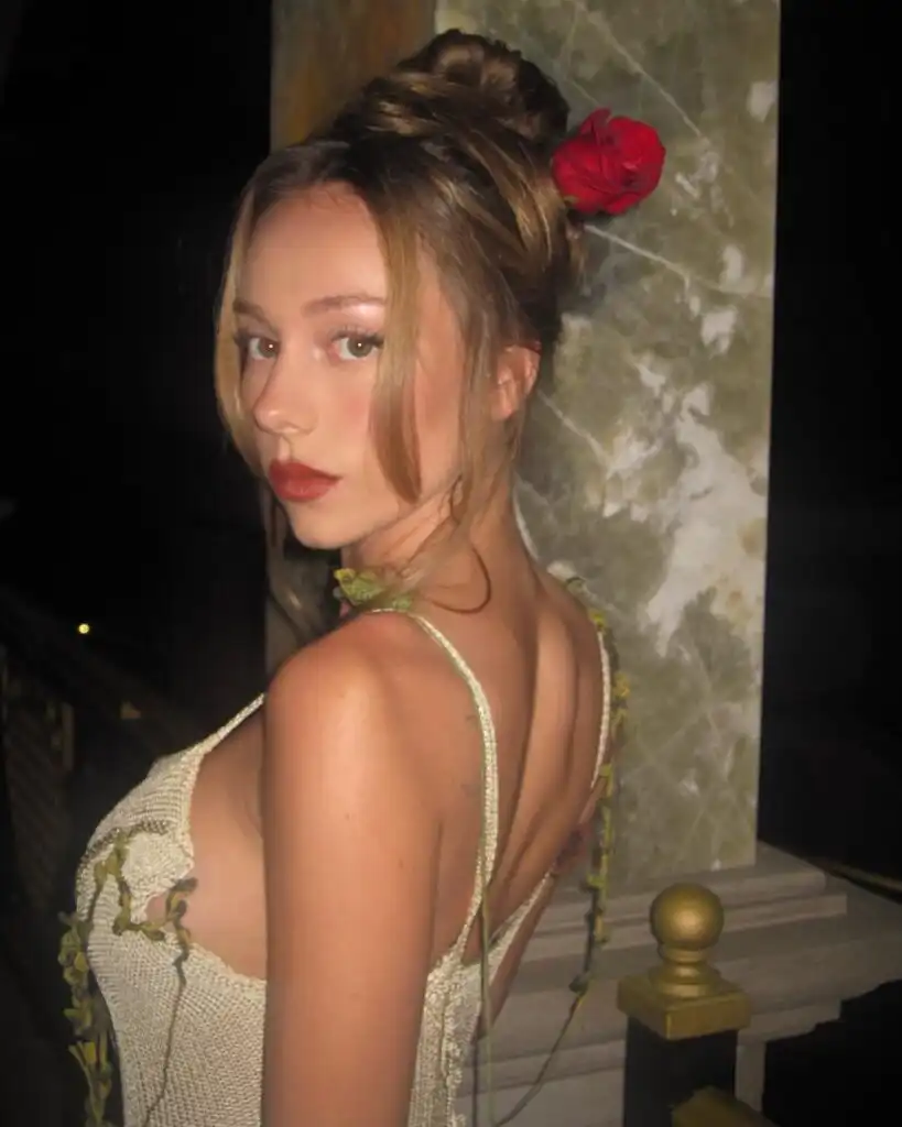 Ester Expósito Biography, Age, Height, Boyfriend, Movies, TV Shows, Net Worth 2 Ester Exposito Biography, Age, Height, Real Name, Boyfriend, New Series, Net Worth, and Career