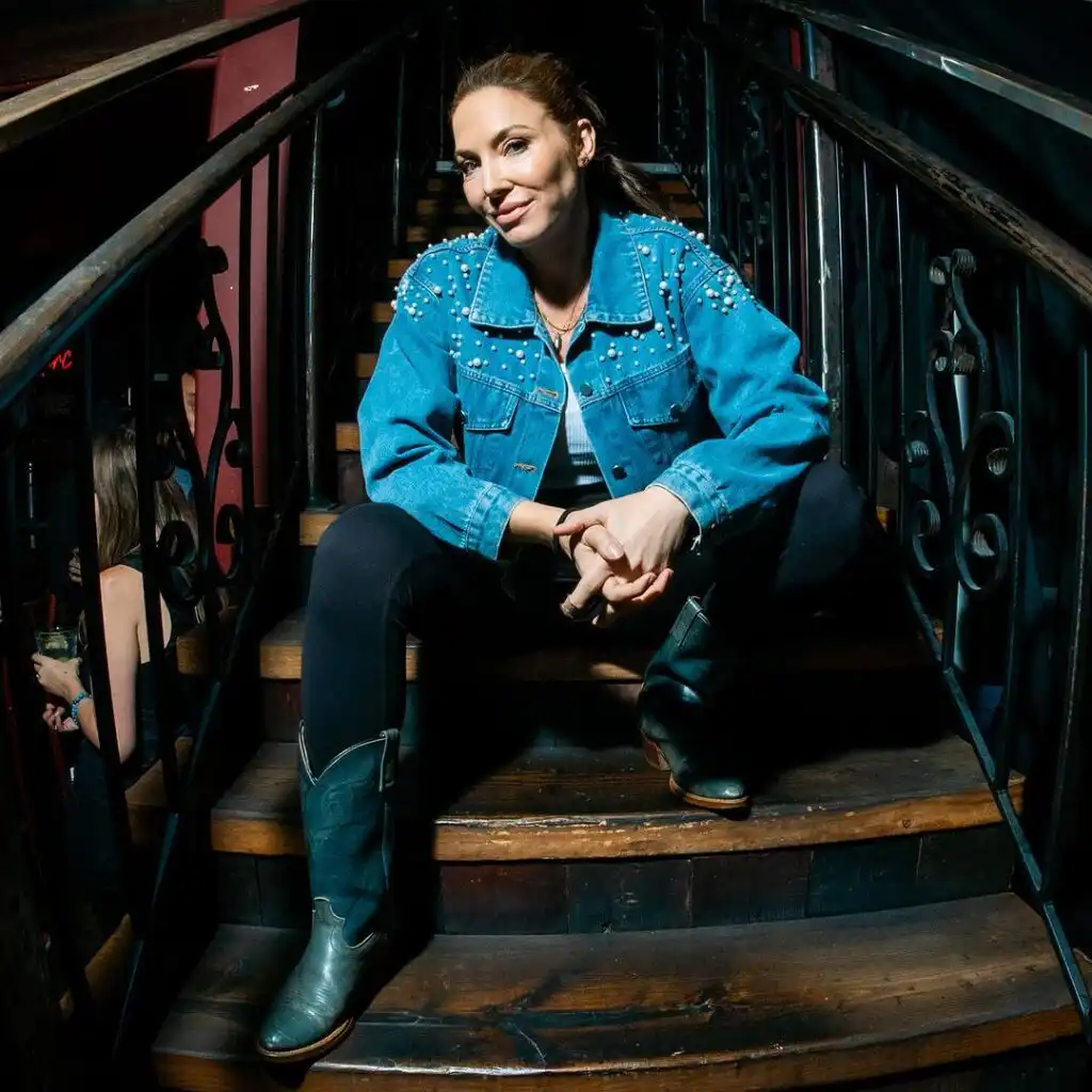 Whitney Cummings Biography, Age, Husband, Children, Comedy, Shows, Movies, TV Shows, Net Worth, and Career