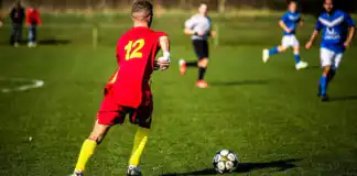 Quels sont les postes de jeu dans le football ?