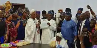 Ladoja wears Ibadan beaded crown after 7-year resistance (Video)