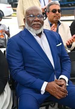 Bishop T.D. Jakes reportedly experienced a medical emergency during Sunday service Bishop T.D. Jakes reportedly experienced a medical emergency during Sunday service