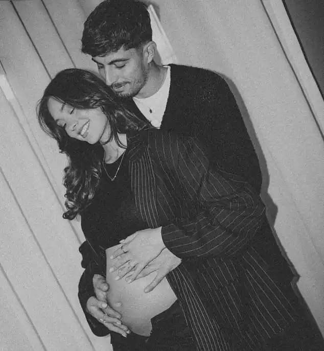 93389081 14538653 After announcing they are expecting a baby the couple described a 4 1742991015485