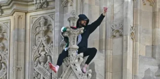 Man arrested after scaling London’s Big Ben with Palestinian flag