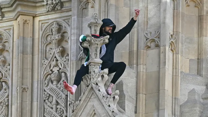 Man arrested after scaling London’s Big Ben with Palestinian flag Man arrested after scaling London’s Big Ben with Palestinian flag